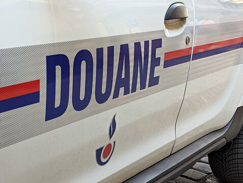 Paris, France - 21 juillet 2023: Gros plan d'un marquage "Douane" &eacute;crit en fran&ccedil;ais sur le c&ocirc;t&eacute; d'un v&eacute;hicule de patrouille et d'intervention du service des douanes fran&ccedil;aises