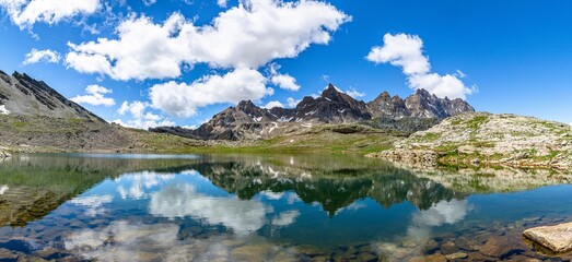 L'Aiguille de Chambeyron si specchia nel  Lago inferiore di Roure, appena dopo il confine tra...