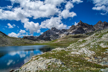 L'Aiguille de Chambeyron si specchia nel  Lago inferiore di Roure, appena dopo il confine tra Francia e Italia.