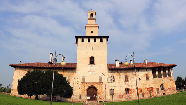CASTELLO DI CUSAGO ITALIA LOMBARDIA EUROPA, CASTLE OF CUSAGO ITALY LOMBARDY ITALY
