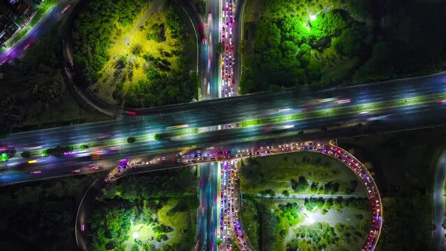 Hyperlapse de crucero/carretera a&eacute;reo durante la noche en Quer&eacute;taro 