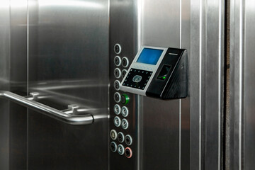 The fingerprint access control terminal with face recognition function installed in the elevator of the business center monitors attendance in real time