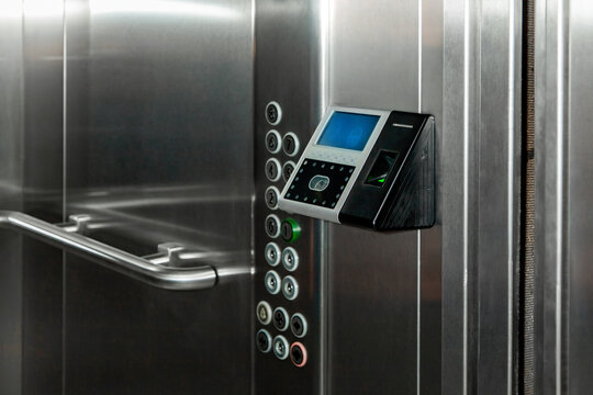 The fingerprint access control terminal with face recognition function installed in the elevator of the business center monitors attendance in real time