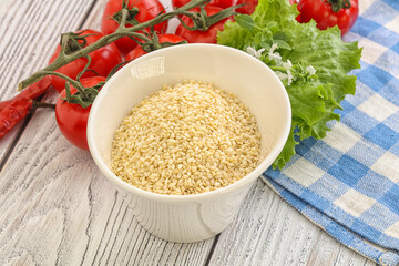 Raw sesame seeds in the bowl