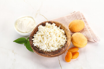 Cottage cheese with apricot and cream