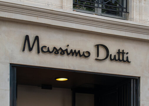 Façade d'une boutique de la marque espagnole Massimo Dutti (groupe Inditex), à Paris (France)