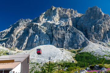 Gipfel des Lagazuoi mit Seilbahn in den nördlichen Dolomiten, Venetien, Italien