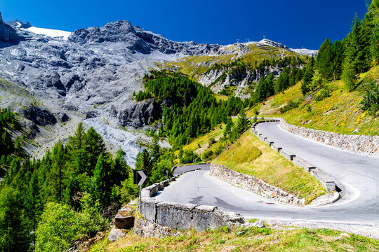 Serpentinen am Stilfser Joch nahe dem Ortler in S&uuml;dtirol, Italien