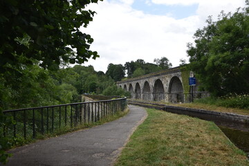 Fototapeta na wymiar the aqueduct at chirk running parallel to the chirk viaduct