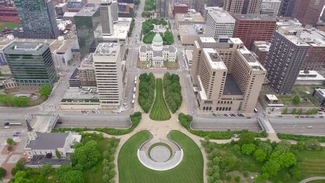 Saint Louis, Missouri: View from the top of Gateway Arch of Old Courthouse, Luther Ely Smith Square, National Park grounds and downtown. 