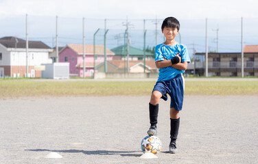 サッカーの練習をする小学生の男の子 © tatsushi