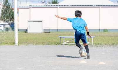 サッカーの練習をする小学生の男の子 © tatsushi