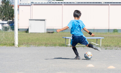 サッカーの練習をする小学生の男の子