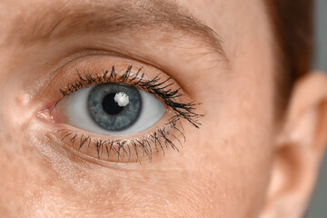 Obraz premium Young woman with blue eyes, closeup