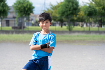 サッカーの練習をする小学生の男の子