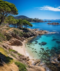 Spiaggia della Sardegna con montagna alle spalle