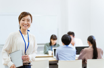 オフィス・会議室にいるパソコンを持ったビジネスウーマン・女性
