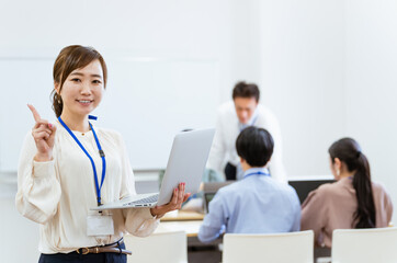 Fototapeta premium オフィス・会議室にいるパソコンを持ったビジネスウーマン・女性 