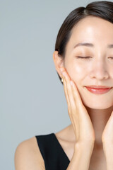 スキンケアをする女性