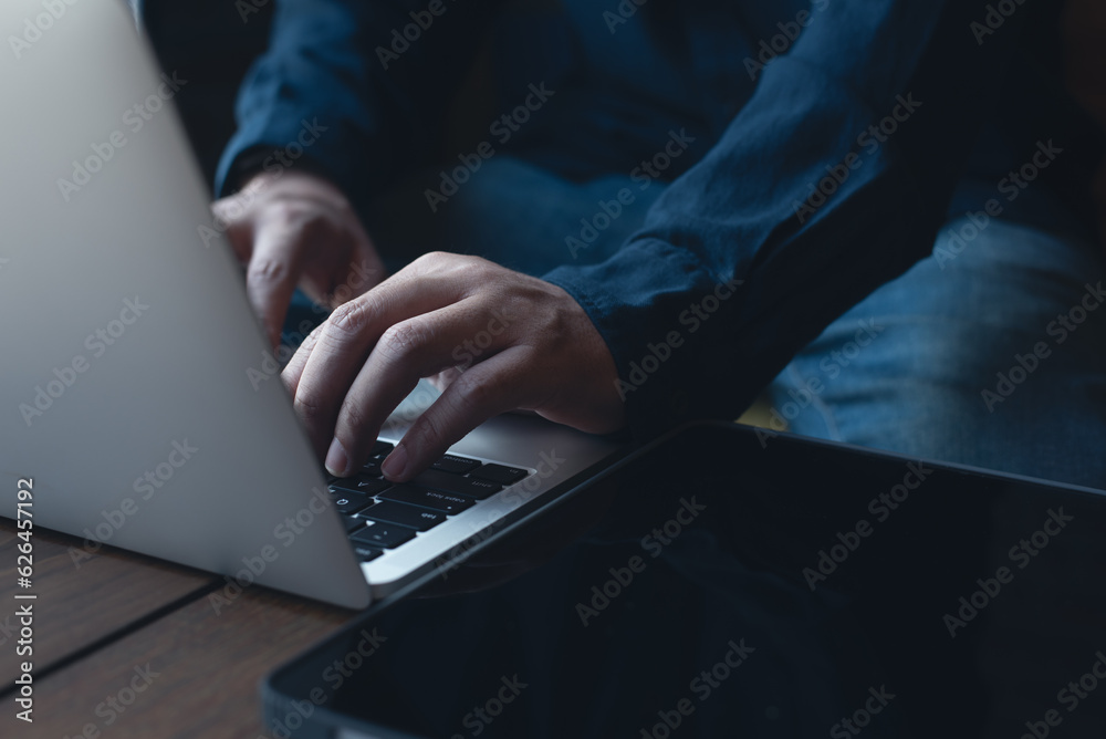 Poster Casual business man working on laptop computer in coffee shop. Male freelancer networking, surfing the internet via portable computer, working from home