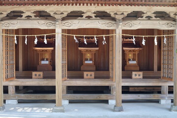 千葉県の高滝神社のお賽銭箱が並ぶ風景