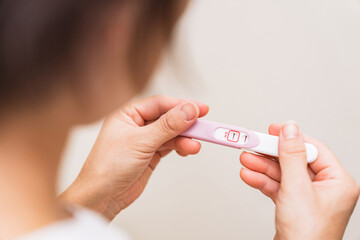妊娠検査薬 の 陽性 で 妊娠 を確認する 【 不妊治療 の イメージ 】 - obrazy, fototapety, plakaty