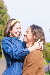 Fototapeta premium 抱きかかけて見つめ合うカップル