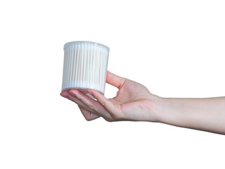 綿棒を持つ女性の手