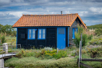 Fototapeta na wymiar cabane ostréicole rénovée en bungalow