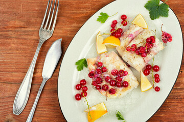 Codfish loin baked with berries.