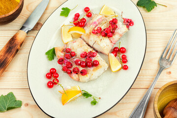 Codfish loin baked with berries.