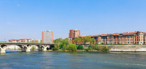 Fototapeta na wymiar French city Toulouse and Garonne river view. France, Europe