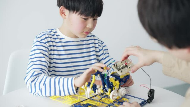 電子工作をする男の子と男性　プラモデル　