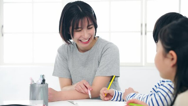 先生に勉強を教わる子供たち　個別指導塾　学童保育