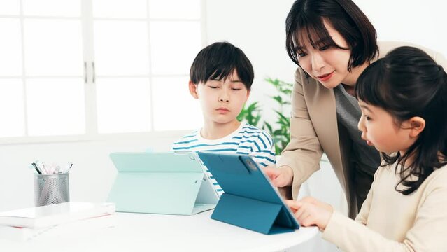 タブレットで勉強する子供たちと教える女性