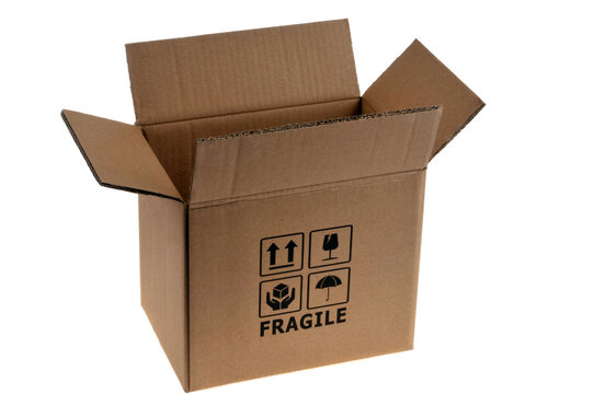 Bo&icirc;te en carton ouvert et vide avec fragile &eacute;crit dessus en gros plan sur fond blanc