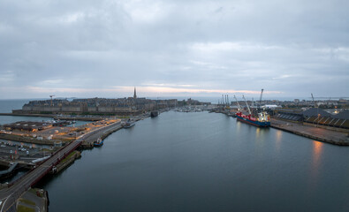 Naklejka premium Port de St Malo en drone au petit matin