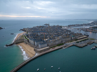 Fototapeta premium St Malo photographie en drone au petit matin