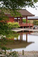 新緑の紅葉と池のある日本庭園