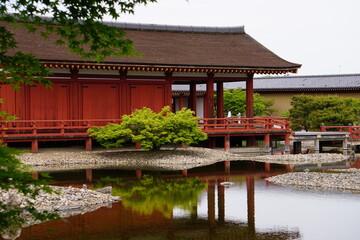 新緑の紅葉と池のある日本庭園