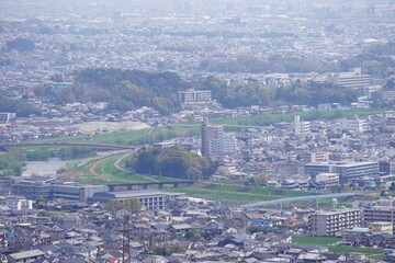 山から眺めた川のある街の風景