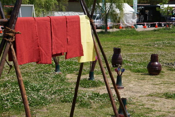 奈良時代や昔の生活の様子、干した赤や黄色の布や壺