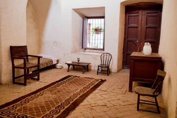 A l'intérieur d'une ancienne chambre d'un monastère de prêtes ou de moines, avec lit, chaise et...