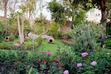 Grand jardin de végétation et de verdure péruvienne, dans un ancien grand monastère de prêtes...