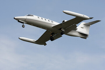 Privatjet im Anflug nac Flughafen