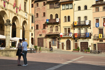 Sur la Piazza grande à Arezzo en Toscane. Italie