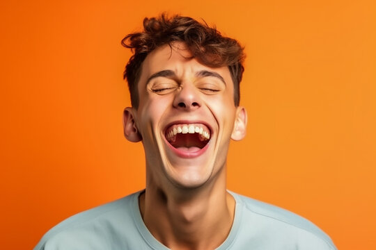 Gl&uuml;cklicher Mann lacht herzlich KI