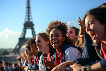 Crédence de cuisine en verre imprimé Tour Eiffel Spectators in front of the Eiffel Tower