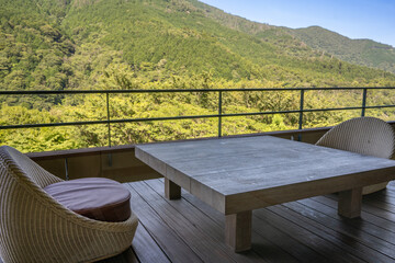 山並みをのぞむアウトドアリビング　garden furniture at highland resort