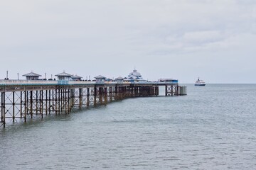 Fototapeta na wymiar pier in the sea in Llandudno